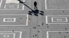 Seorang pria berjalan di Alun-Alun Duomo, Milan, Italia, Minggu (8/3/2020). Italia menutup seluruh wilayahnya dari 10 Maret 2020 sampai 3 April 2020 demi menekan penyebaran virus corona (COVID-19). (AP Photo/Antonio Calanni)