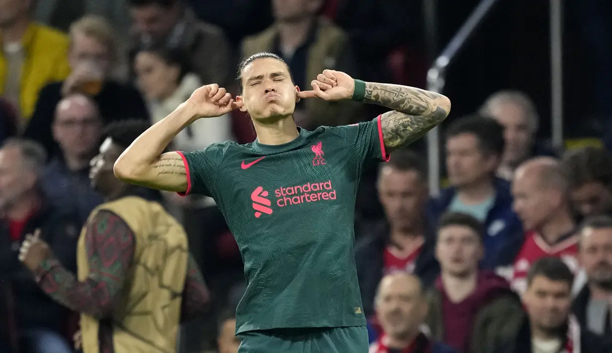 Darwin Nunez telah mencetak 5 gol sejak kedatangannya ke Liverpool pada musim 2022/2023 ini. Ia tercatat mampu menciptakan 3 gol dan 1 assist dari 7 penampilannya di Liga Inggris. Selain itu, 2 gol tambahan lainnya dicetak saat tampil di Liga Champions. Berikut deretan 5 gol pertama Darwin Nunez bersama Liverpool pada musim 2022/2023. (AP/Peter De Jong)