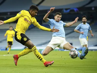 Gelandang Borussia Dortmund, Ansgar Kanuff (kiri) melakukan tendangan yang dihalau oleh bek Manchester City, Ruben Dias pada leg pertama perempat final Liga Champions di Etihad Stadium, Rabu (7/4/2021) dini hari WIB. Man City menang 2-1 atas Dortmund. (AP Photo/Dave Thompson)
