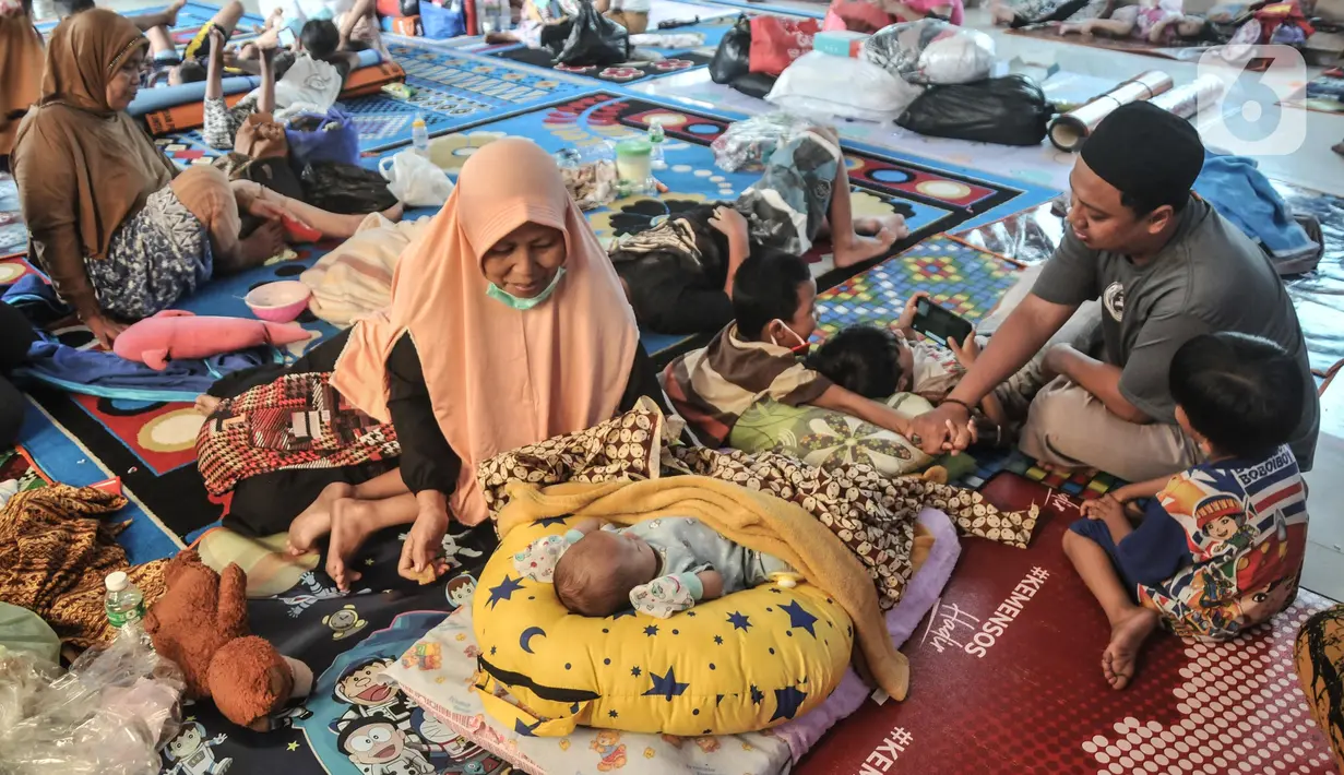 Aktivitas korban kebakaran saat mengungsi di Kantor Kelurahan Jembatan Lima, Tambora, Jakarta Barat, Rabu (27/7/2022). Kebakaran yang terjadi pada Selasa (26/7/2022) dini hari tersebut sedikitnya menghanguskan 48 rumah di RT 04 dan 05, RW 08 Kelurahan Jembatan Lima dan memaksa 75 KK yang terdiri atas 300 jiwa kehilangan tempat tinggal. (merdeka.com/Iqbal S Nugroho)
