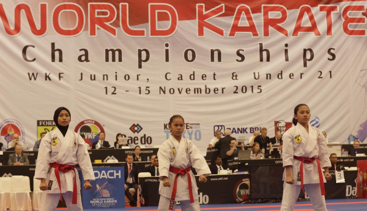 Atlet karate anak-anak saat tampil dalam Pembukaan Kejuaraan Dunia Karate Junior, Cadet dan U-21 di Indonesia Convetion Exhibition (ICE), Bumi Serpong Damai, Tangerang, Kamis (12/11/2015). (Bola.com/Vitalis Yogi Trisna)