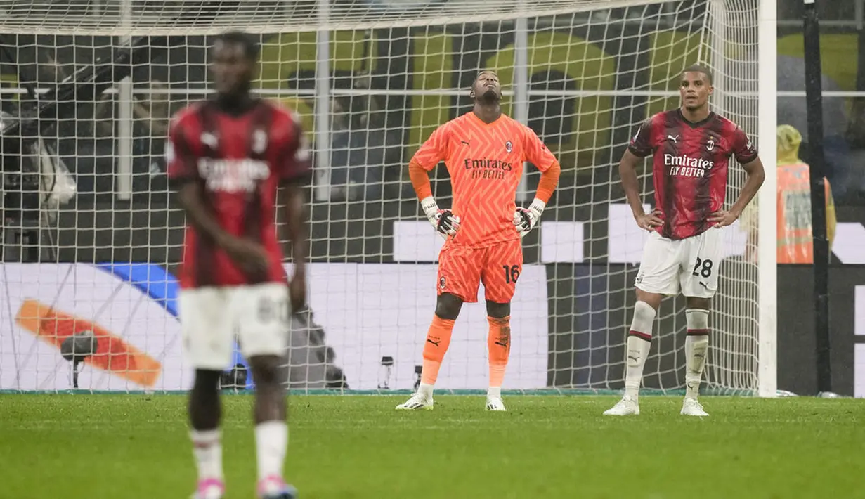 Pemain AC Milan tampak kecewa setelah ditaklukkan Inter Milan pada laga Liga Italia di Stadion di Giuseppe Meazza, Milan, Sabtu, (16/9/2023). Kemenangan ini membawa Inter memimpin klasemen sementara Liga Italia 2023-2024 dengan 12 poin hasil dari melahap empat laga dengan kemenangan. Sementara Milan turun ke peringkat ketiga dengan 9 poin. (AP Photo/Antonio Calanni)