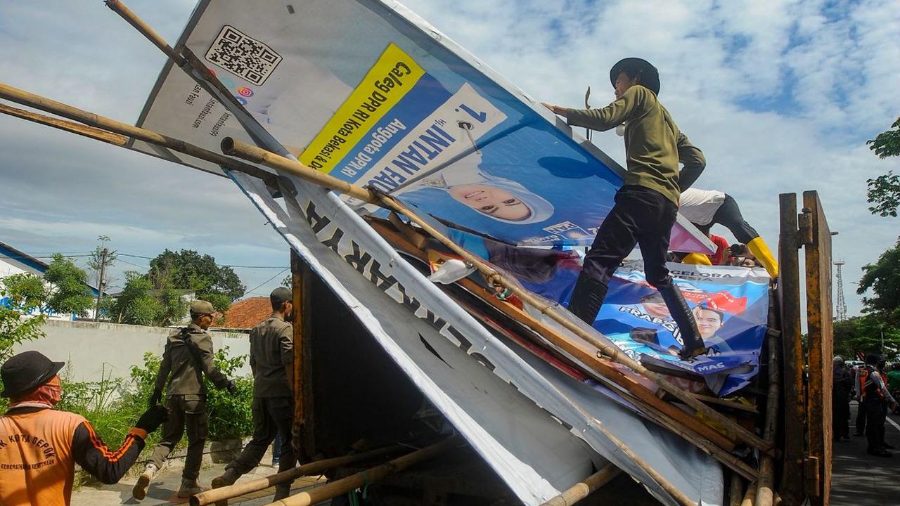 Petugas gabungan dari Panwaslu, Satpol PP, dan Polresta Depok menertibkan sejumlah alat peraga kampanye (APK) Pemilu 2024 di Jalan Margonda Raya, Kota Depok, Jawa Barat, Rabu (24/01/2024).&nbsp;