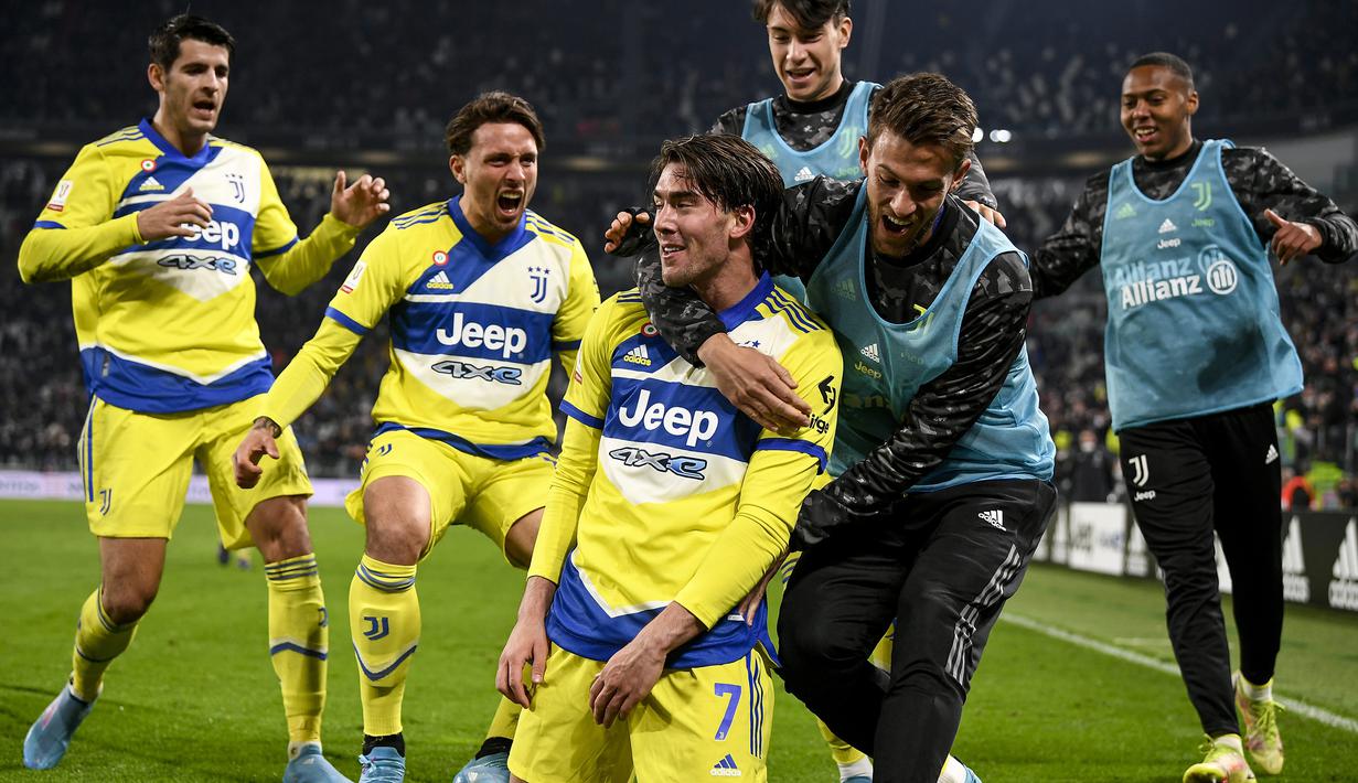 Gol kemenangan Juventus tercipta pada menit ke-88. Gol dicetak oleh bunuh diri bek Sassuolo, Ruan Tressoldi yang berusaha memblok tendangan Dusan Vlahovic yang akhirnya berbelok arah dan membuat kiper Gianluca Pegolo mati langkah. (LaPresse via AP/Fabio Ferrari)