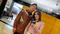 Hadiri pernikahan Kiky Saputri, Boy William tampil gagah kenakan batik warna merah, sementara Ayu Ting Ting cantik dengan kebaya warna merah muda. Tatanan rambut sebelumnya disanggul rapi, Ayu Ting Ting tampil santai dengan rambut yang digerai ketika acara Kiky Saputri telah berakhir. Meski hanya foto mirror selfie, namun keduanya tampak romantis, tak heran jika banyak yang mendoakan keduanya berjodoh. (Liputan6.com/IG/@ayutingting92)