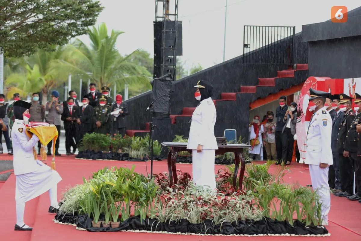 Upacara penurunan bendera di Makassar (Liputan6.com)