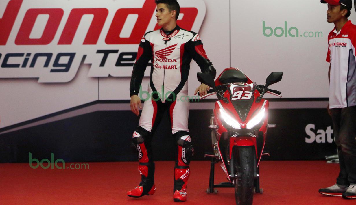  Marc Marquez bersiap menunggangi  motor Honda CBR 150 di Sentul, Bogor, Minggu (14/2/2016). (Bola.co/Nicklas Hanoatubun)