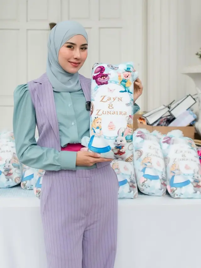 6 Potret Model Busana Syahnaz Sadiqah di Ultah Anak, Tampil Chic Pakai Outer Vest