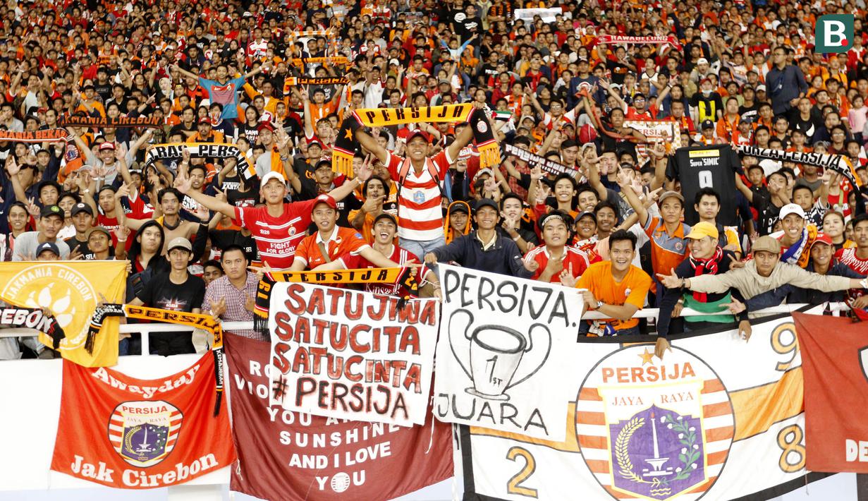 Para Jakmania merayakan kemenangan Persija Jakarta atas Bali United pada final Piala Presiden di SUGBK, Jakarta, Sabtu (17/2/2018). Persija menang 3-0 atas Bali United. (Bola.com/M Iqbal Ichsan)