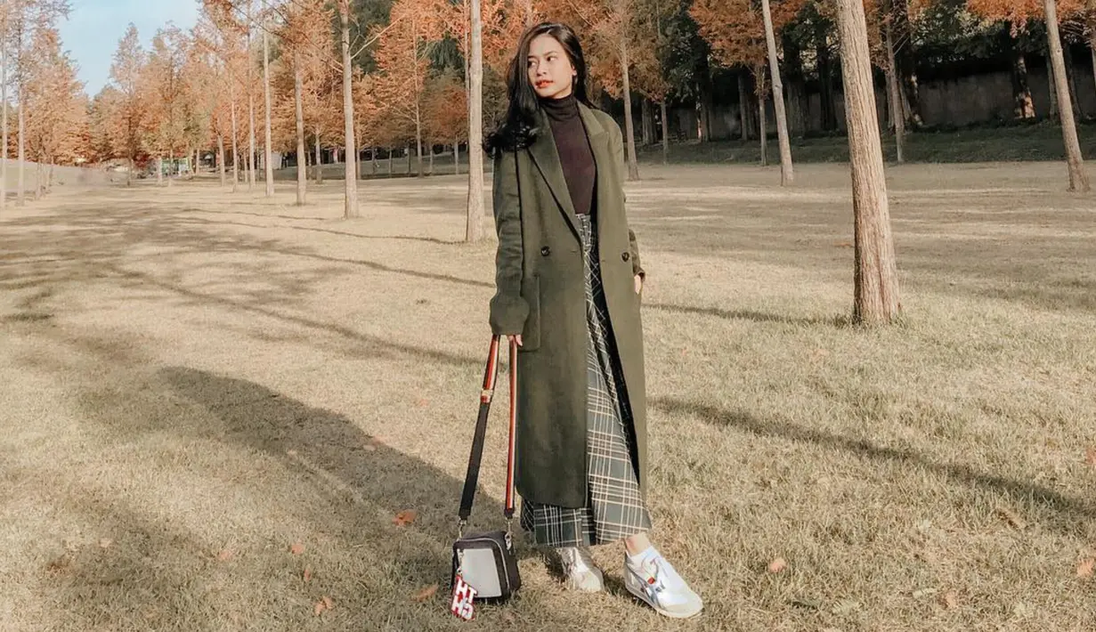 Hanggini juga dikenal pandai dalam melakukan mix and match baju. Perempuan berusia 21 tahun ini pun nampak rajin mengunggah potret OOTD di akun Instagramnya. (Liputan6.com/IG/hanggini)