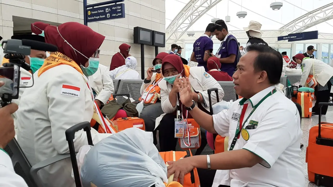 Kepala Daerah Kerja (Kadaker) Bandara Jeddah-Madinah, Arsyad Hidayat di Madinah menyambut kedatangan jemaah. Foto: Darmawan/MCH