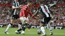 Penyerang Manchester United, Cristiano Ronaldo menggiring bola dari kawalan pemain Newcastle United, Sean Longstaff dan Jamaal Lascelles pada pertandingan Liga Inggris di stadion Old Trafford, Sabtu (11/9/2021). Ronaldo mencetak dua gol dan mengantar MU menang 4-1. (AP Photo/Rui Vieira)