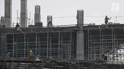 Pekerja menyelesaikan pembangunan proyek gedung di Jakarta, Jumat (20/7). Dirjen Bina Konstruksi Kementerian PUPR Syarif Burhanuddin mengatakan, Indonesia kekurangan tenaga kerja konstruksi bersertifikat dan berijazah. (Liputan6.com/Faizal Fanani)