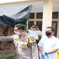 Kapolres Majalengka saat meninjau langsung kayu hasil penebangan liar yang akan dikirim ke Mojokerto. Foto (Liputan6.com / Panji Prayitno)