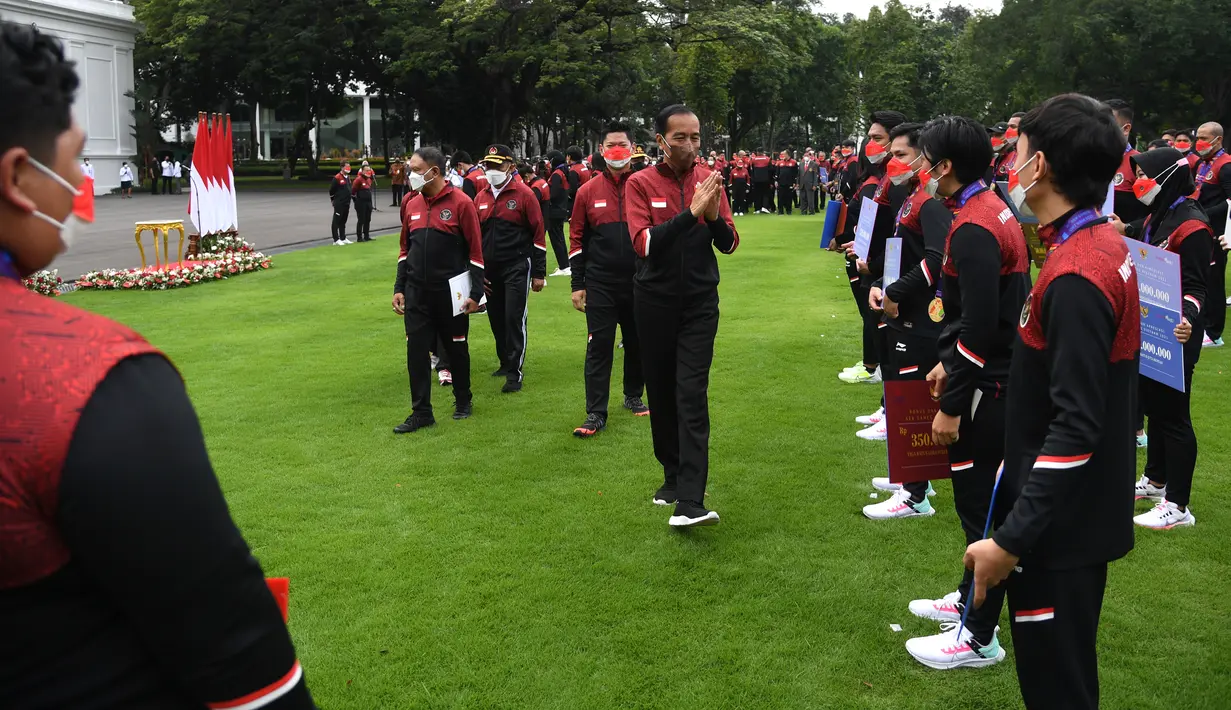 <p>Presiden Joko Widodo menyapa sejumlah atlet saat upacara penyerahan bonus atlet SEA Games ke-31 Vietnam di Halaman Istana Merdeka, Jakarta, Senin (13/6/2022). Presiden menyerahkan total bonus kepada seluruh atlet sebesar Rp130,5 Miliar sementara untuk pelatih dan asisten pelatih sebesar Rp32 Miliar. (FOTO: Lukas - Biro Pers Sekretariat Presiden)</p>