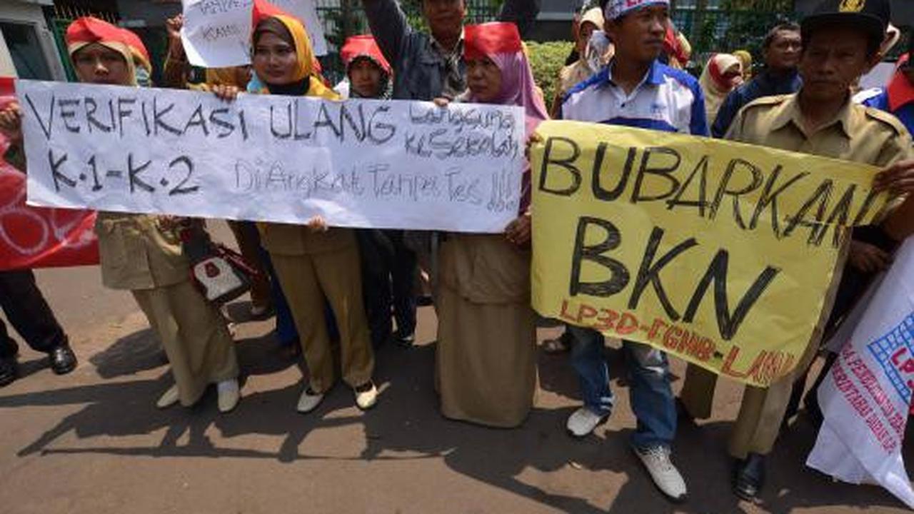 Guru honorer demo di kantor BKN