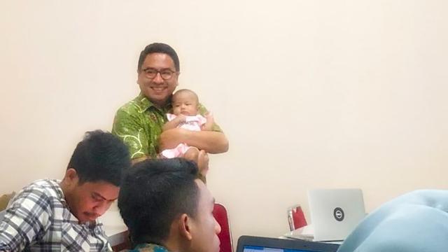 dosen gendong bayi mahasiswi