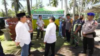 Wakil Bupati Banyuwangi Sugirah mengunjuki posko kesehatan di kawasan destinasi wisata Watudodol Banyuwangi (Istimewa)