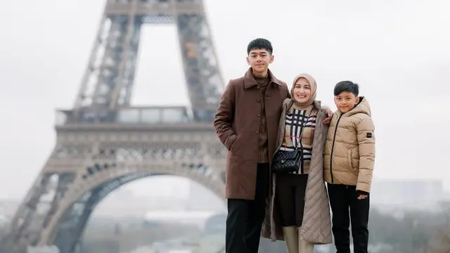 Potret Dine Mutiara Liburan Bareng Dua Anaknya