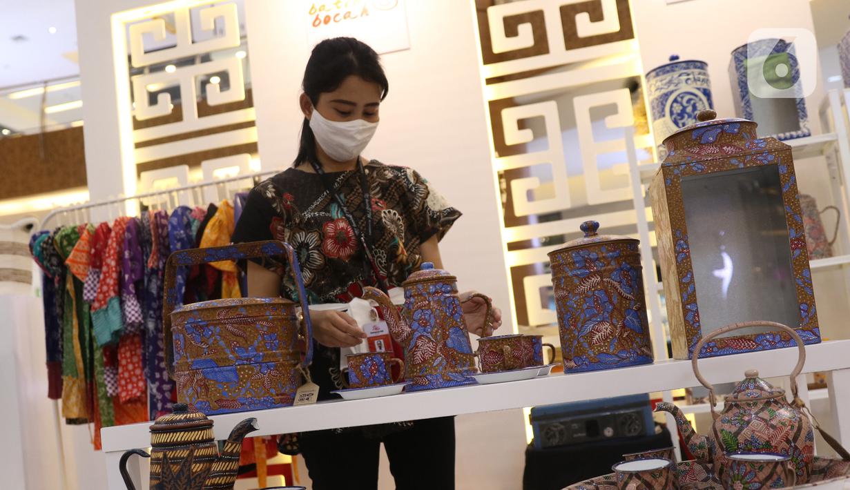 Pengunjung mengamati kerajinan tangan rumahan dalam pameran Creative Culture Home di Sumarecon Mal Serpong, Tangerang, Banten, Selasa (27/10/2020). Pameran ini digelar guna mendukung para pelaku seni tetap kreatif dan produktif dalam berkarya di masa pandemi COVID-19. (Liputan6.com/Angga Yuniar)