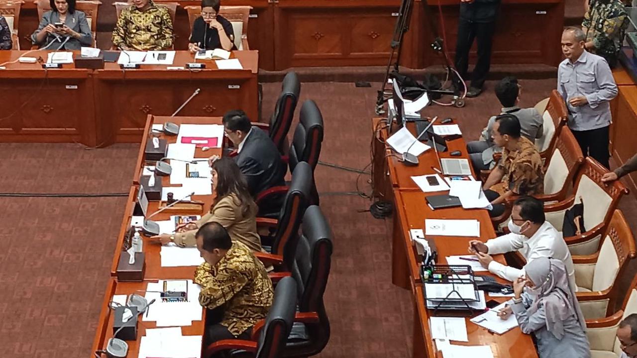 Wajah baru yang muncul dari Dapil tersebut yakni mantan Bupati Padang Lawas Utara, Andar Amin Harahap dan Trinovi Khairani.