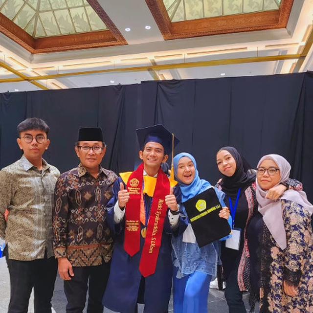 6 Potret Wisuda Rizki DA Didampingi Hersa Rahayu,
