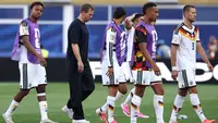 Pelatih kepala Timnas Jerman, Julian Nagelsmann (kedua dari kiri), bereaksi setelah kalah dalam adu penalti selama pertandingan babak 32 besar Piala Dunia 2026 antara Jerman dan Paraguay di Stadion Boston di Foxborough pada 30 Juni 2026. (FRANCK FIFE/AFP)