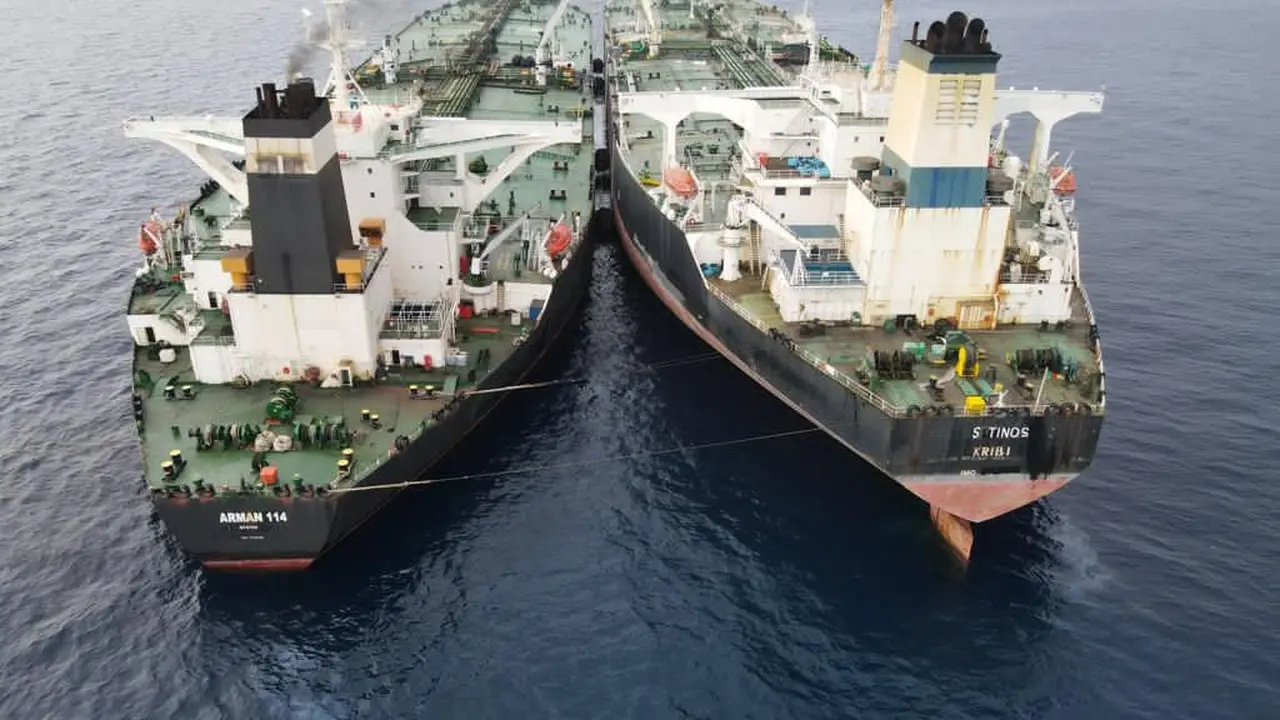 Bakamla RI sita kapal super tanker MT Arman 114 berbendera Iran (kiri) dan MT. S Tinos berbendera Kamerun (kanan) di perairan Indonesia (Bakamla RI / Indonesia Coast Guard)