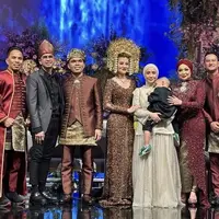 Padu padan Publik Figure Kenakan Kerudung saat Hadir Pernikahan Aaliyah Massaid dan Thariq Halilintar. [@raffinagita1717]