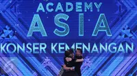Tiga finalis D'Academy Asia 2 berpelukan usai tampil pada konser kemenangan di Studio 5 Indosiar, Jakarta, Kamis (29/12). Weni berhasil tampil menjadi juara dan Rani harus puas diposisi kedua serta Irsya ditempat ketiga. (Liputan6.com/Helmi Fithriansyah)