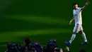 Pemain baru Real Madrid, Brahim Diaz menyapa fans saat diperkenalkan di Santiago Bernabeu  (7/1). Diaz direkrut Madrid dari Manchester City dengan dana 17,3 juta euro (Rp 281 miliar) plus 7,3 juta euro (Rp 118 miliar). (AFP Photo/Gabriel Bouys)