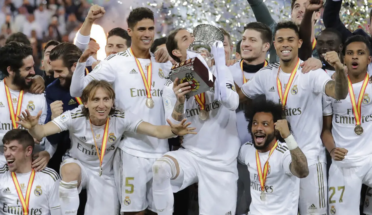 Para pemain Real Madrid melakukan selebrasi usai menjuarai Piala Super Spanyol setelah mengalahkan Atletico Madrid di King Abdulla Sports City, Jeddah, Senin (13/1/2020). Real Madrid menang adu penalti 4-1 atas Atletico Madrid. (AP/Hassan Ammar)