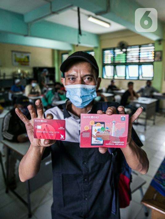 Warga menunjukkan buku tabungan dan ATM usai mengambil Bantuan Sosial Tunai (BST) di SMAN 111, Jakarta, Selasa (19/1/2021). Pemprov DKI Jakarta menyalurkan BST sebesar Rp 300 ribu kepada 1.055.216 KK mulai Januari hingga April 2021. (Liputan6.com/Faizal Fanani)