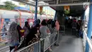 Calon penumpang menunggu bus Transjakarta di Halte Terminal Blok M, Jakarta, Senin (12/6). Sejumlah penumpang memilih bertahan di dalam halte. Mereka berharap moda transportasi tersebut segera beroperasi secara normal. (Liputan6.com/Johan Tallo)