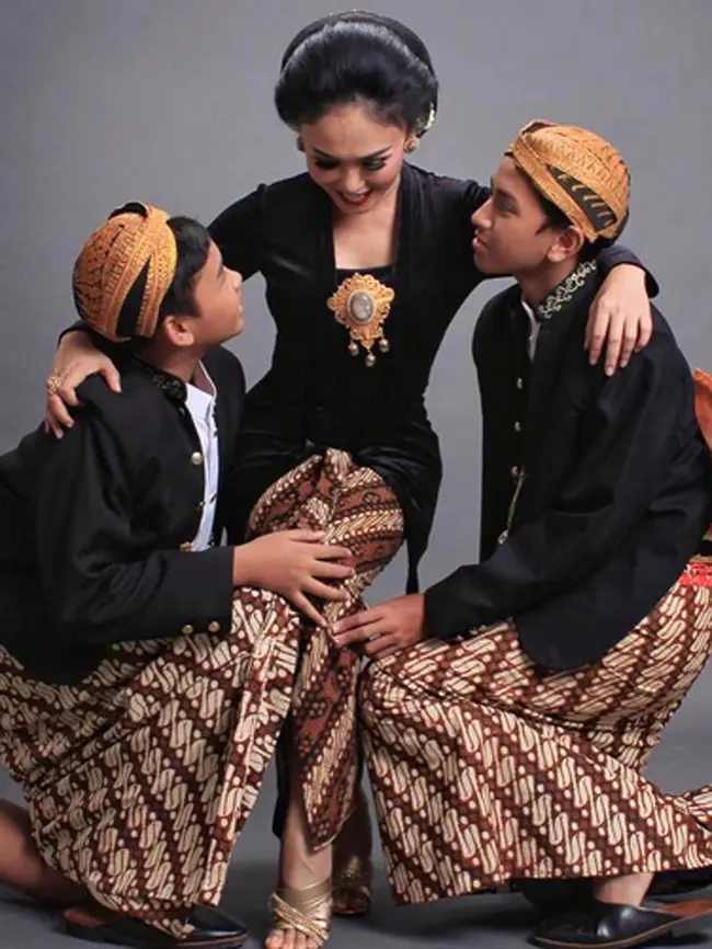 Sembilan tahun menjanda bersama dua buah hatinya, Cavin Obient Salomo Siahaan dan Cello Obient Siahaan. Bahkan, buah hatinya itu yang membuat pemilik album Hilang Permataku itu selalu merasa tenang. (Instagram/yunishara36)