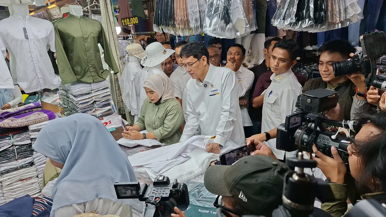 Menteri Keuangan Purbaya Yudhi Sadewa mengunjungi  Pasar Tanah Abang, Jakarta, Senin (9/3/2026). (Liputan6.com/Arief)