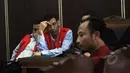 Suasana sidang lanjutan kasus Trio Macan 2000 di Pengadilan Negeri Jakarta Selatan, Senin (11/5/2015).  Terdakwa Raden Nuh (tengah) dan Edi Syahputra (kiri) tampak memperhatikan keterangan saksi. (Liputan6.com/Helmi Afandi)