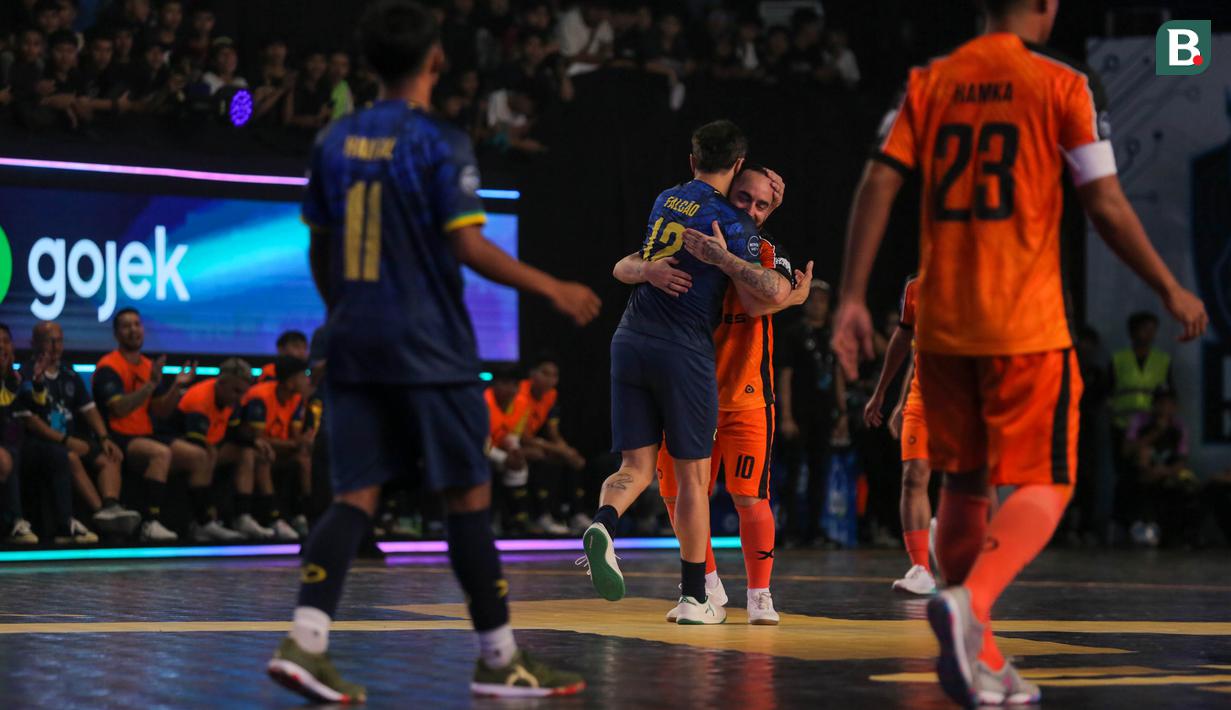 Pemain Fury Squad, Falcao (tengah kiri) dan pemain Nova Titans, Ricardinho (tengah kanan) saling berpelukan setelah laga Futsal X Series 2 di GOR UNJ, Rawamangun, Jakarta, Sabtu (17/01/2026). (Bola.com/Bagaskara Lazuardi)