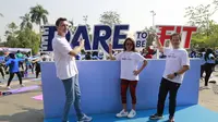 Presiden Direktur AXA Insurance Indonesia, Laurent Bourson (kiri), Presiden Direktur AXA Financial Indonesia, Niharika Yadav (tengah), dan Presiden Direktur AXA Mandiri, Handojo G. Kusuma dalam acara "Dare to Be Fit" yang digelar di Senayan Park, Jakarta, Sabtu (21/10/2023). (KapanLagi.com/M. Akrom Sukarya)