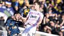 Pemain Juventus, Kenan Yildiz, duel udara dengan pemain Frosinone, Enzo Barrenechea, pada laga lanjutan Liga Italia di Stadion Benito Stirpe, Sabtu (23/12/2023). Pemain berpaspor Turki itu melewati kepungan tiga pemain lawan sebelum menjebol gawang Frosinone. (LaPresse via AP/Alfredo Falcone)