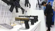 Sejumlah senjata dipajang dalam pameran Indo Security 2017 di JCC, Jakarta, Rabu (12/7). Pameran ini diikuti 670 peserta dari 35 negara yang menampilkan produk dan teknologi mutakhir dari 6 bidang industri. (Liputan6.com/Angga Yuniar)