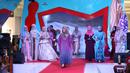 Suasana saat para peserta memeragakan busana pada acara Hijab Hunt 2018 di Jakarta, Minggu (6/5). Selain untuk menyambut Ramadan, acara ini juga untuk menggaungkan semangat kebinekaan kepada generasi muda. (Liputan6.com/Angga Yuniar)