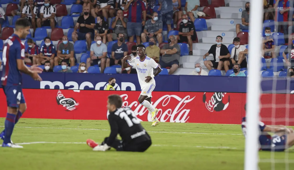 Pemain Real Madrid Vinicius Junior (tengah atas) melakukan selebrasi usai mencetak gol ke gawang Levante pada pertandingan La Liga Spanyol di Stadion Ciutat de Valencia, Valencia, Spanyol, Minggu (22/8/2021). Pertandingan berakhir dengan skor 3-3. (AP Photo/Alberto Saiz)