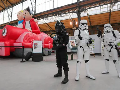 Sejumlah staf berpakaian Star Wars menunggu pengunjung saat pembukaan Festival Komik Setrip Brussel di Gare Maritime of Tour & Taxis di Brussel, Belgia, 11 September 2020. Akibat COVID-19, jumlah peserta pameran dan pengunjung di festival itu mengalami penurunan tahun ini. (Xinhua/Zheng Huansong)