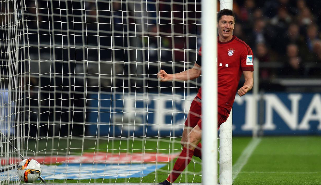 Pemain Bayern Munich, Robert Lewandowski merayakan gol saat timnya menang atas Shalke 04 pada lanjutan Bundesliga di Gelsenkirchen, Jerman,Minggu (22/11/2015) dini hari WIB. Bayern Munich  menang 3-1.   (AFP Photo/Patrik Stollarz)