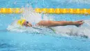 Perenang Australia Emma McKeon berenang gaya bebas 100 meter putri Olimpiade Tokyo 2020 di Tokyo, Jepang, Rabu (28/7/2021). Pestasi McKeon bahkan lebih baik dari perenang Amerika Serikat Katie Ledecky yang disebut sebagai salah satu perenang putri terbesar sepanjang masa. (AP Photo/Petr David Josek)