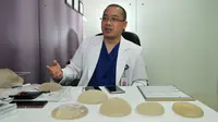 Dokter Adit memberikan keterangan tentang tren implan payudara di Indonesia
