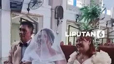 Kasih tak lapuk oleh hujan, tak lekang oleh banjir. Sepasang kekasih di Filipina, Leian Lieza Galang dan Gilbert Chico, nekat mengikat janji suci di Gereja Saint John the Baptist, Hagonoy, yang tengah terendam banjir pada Selasa (1/9/2026).

Pernikahan unik ini berlangsung di tengah hujan monsun ...