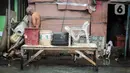 Aktivitas warga saat banjir rob di Muara Angke, Jakarta, Jumat (25/11/2022). Badan Penanggulangan Bencana Daerah (BPBD) DKI Jakarta mengimbau agar warga di pesisir Jakarta mengantisipasi banjir pesisir atau rob selama 22-28 November 2022. (Liputan6.com/Faizal Fanani)