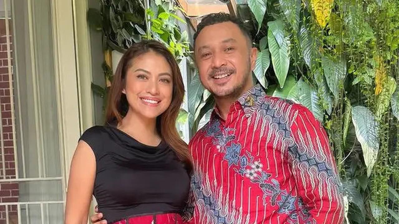 8 OOTD Cynthia Riza Istri Giring yang Sebentar Lagi Jadi Calon Ibu Pejabat saat Kenakan Wastra Nusantara